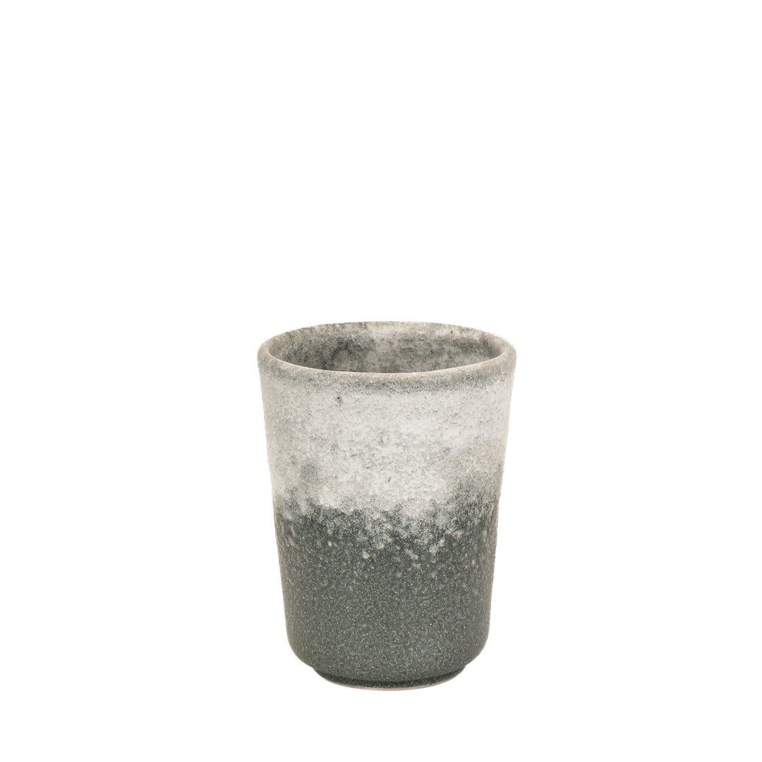 Handgefertigter Steinzeug-Becher in Sand-Optik