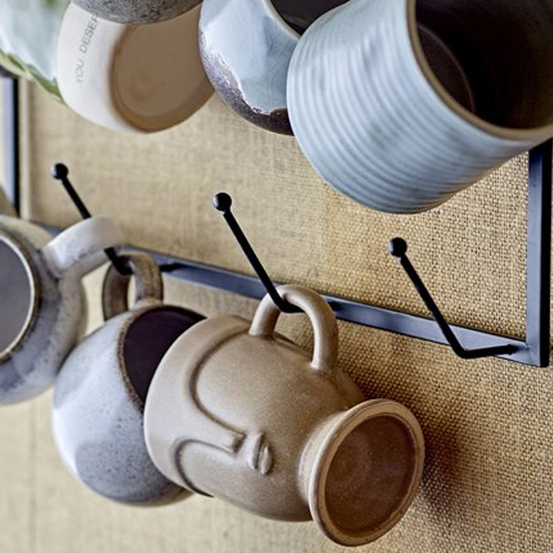 Beige Keramiktasse mit Gesichtsrelief und Fuß
