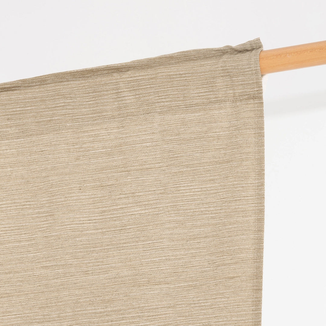 Beiger Vorhang im schlichten Design