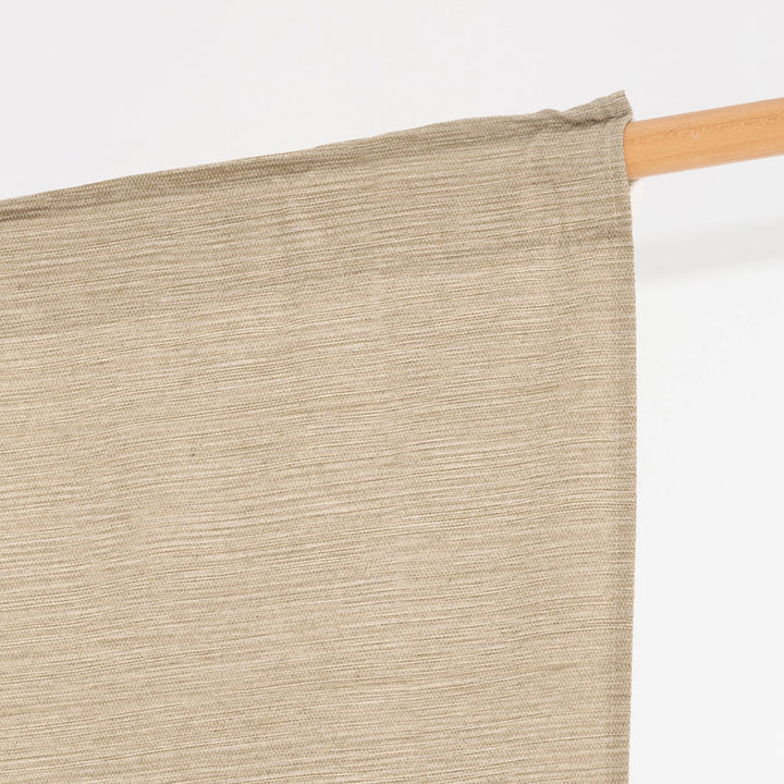 Beiger Vorhang im schlichten Design