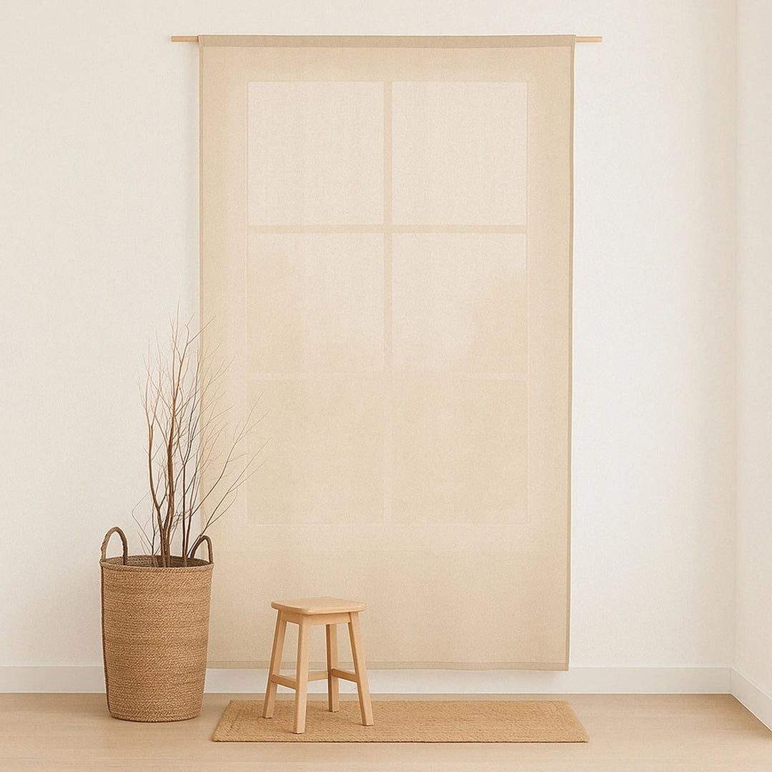 Beiger, halbtransparenter Vorhang vor heller Wand mit Korb, Hocker und Teppich