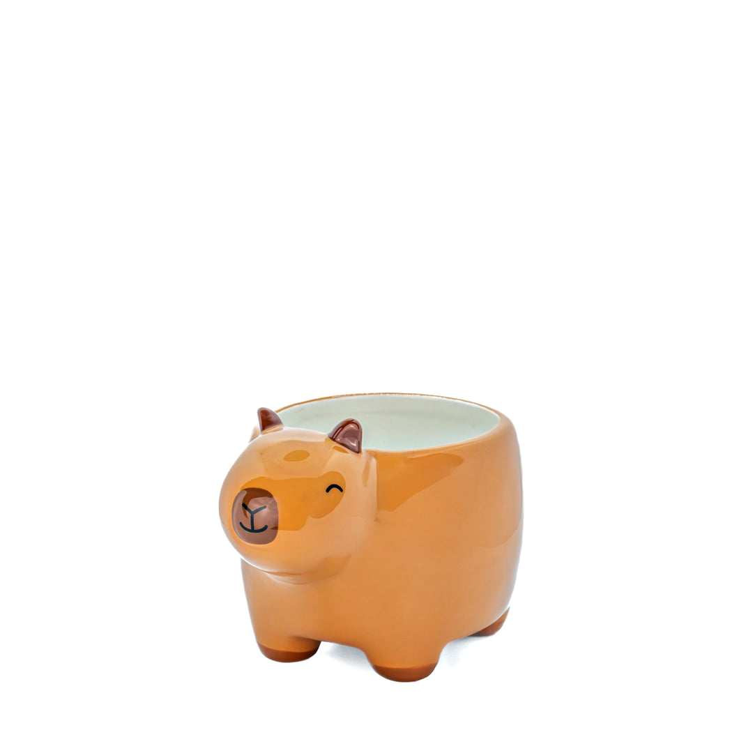Brauner Keramik-Pflanzenübertopf in Capybara-Form, seitlich fotografiert, Vandeley Berlin