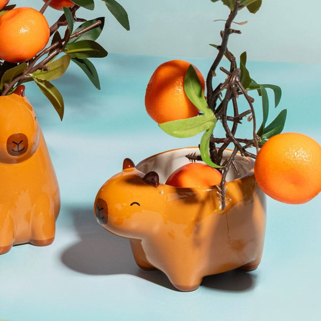Pflanzenübertopf „Capybara“ aus Keramik – warmbraunes Tiermotiv