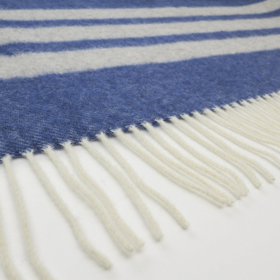 Wolldecke mit blau-grauen Streifen und cremefarbenen Fransen | 140 × 200 cm