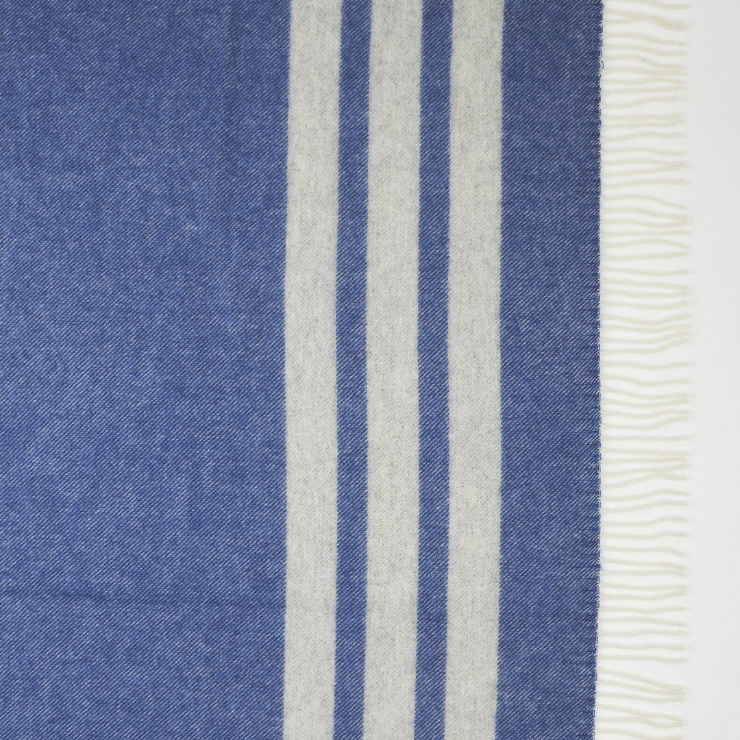 Wolldecke mit blau-grauen Streifen und cremefarbenen Fransen | 140 × 200 cm