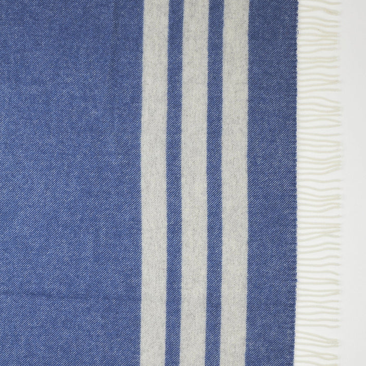 Wolldecke mit blau-grauen Streifen und cremefarbenen Fransen | 140 × 200 cm