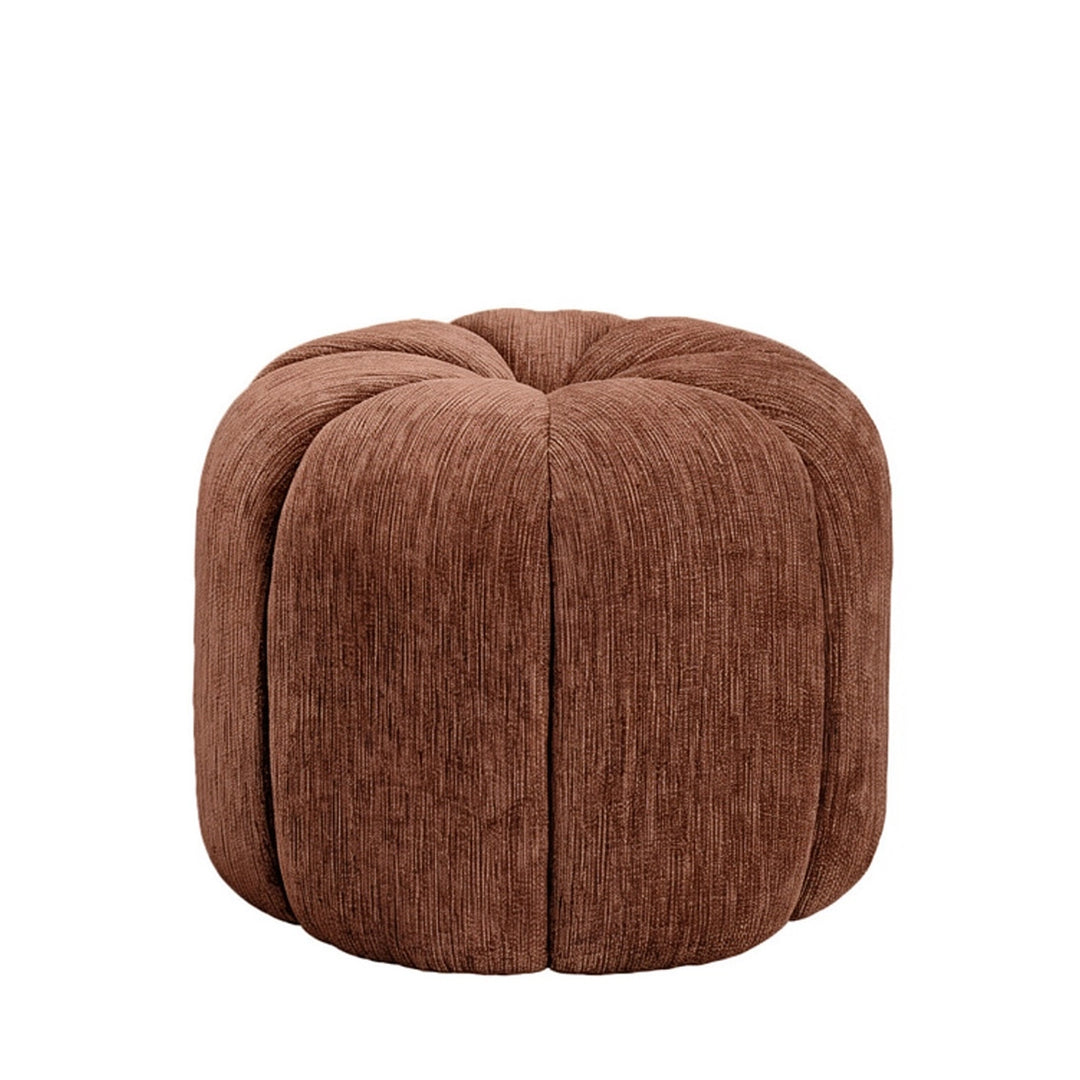 Braunroter Sitzhocker mit gewölbten Segmenten und Textilbezug - 35 x 35 cm