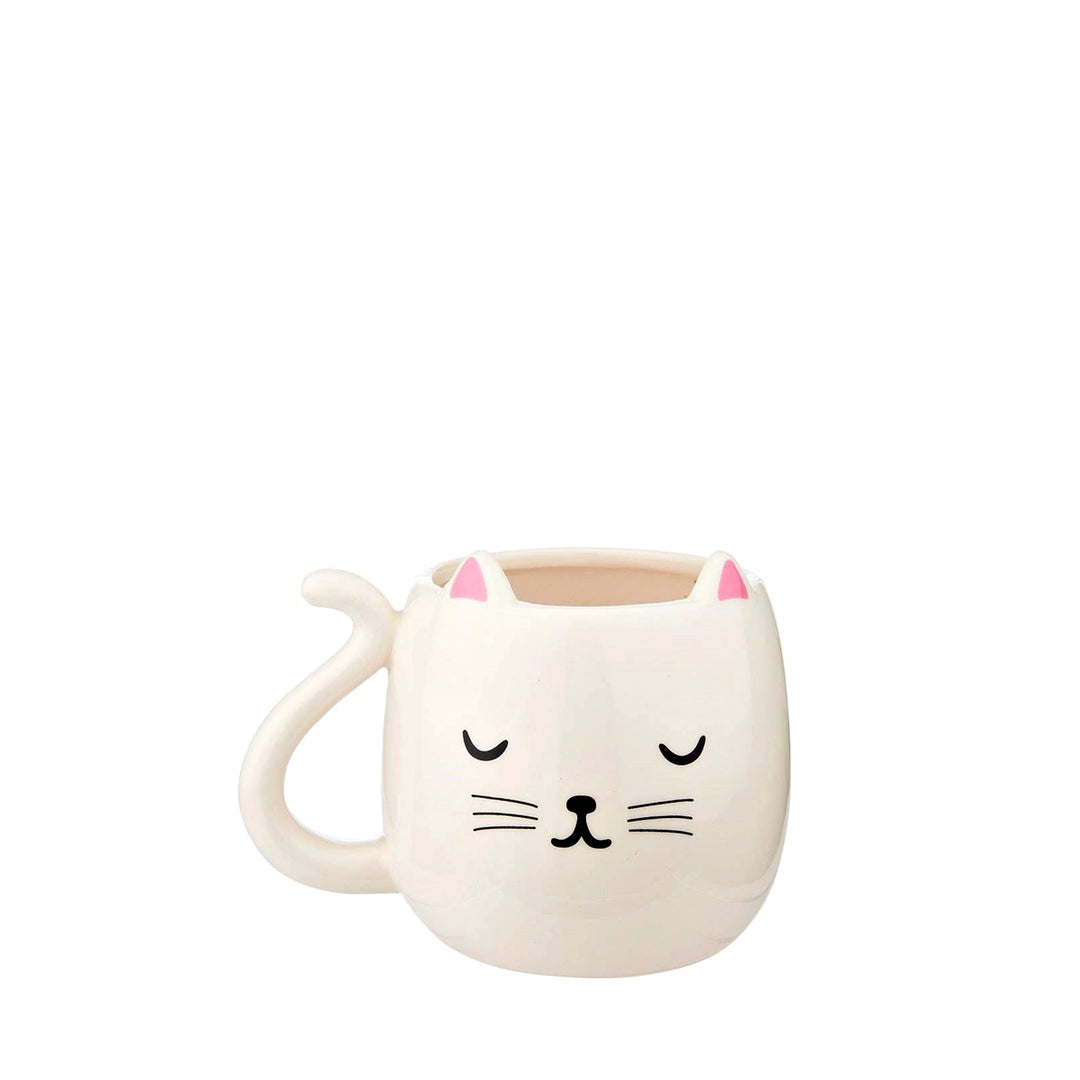 Cremefarbene Tasse in Katzenform mit geschlossenen Augen und rosa Ohren