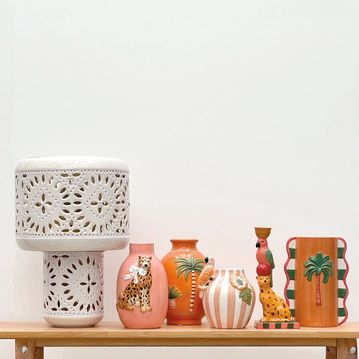 Zylindrische Keramikvase mit Palmen-Relief und Wellenrand