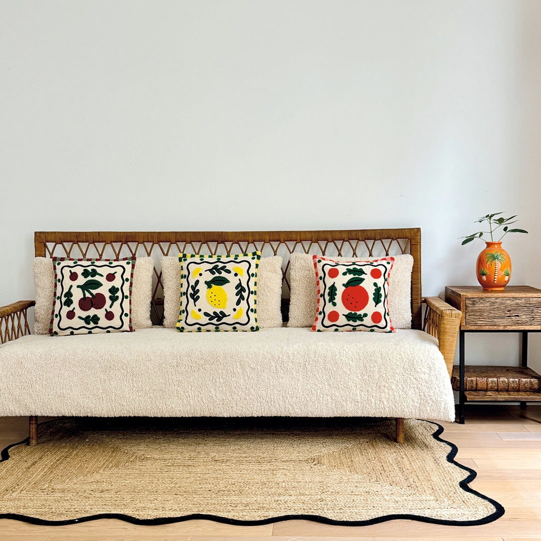 Orangene, runde Keramikvase mit tropischem Palmen-Relief