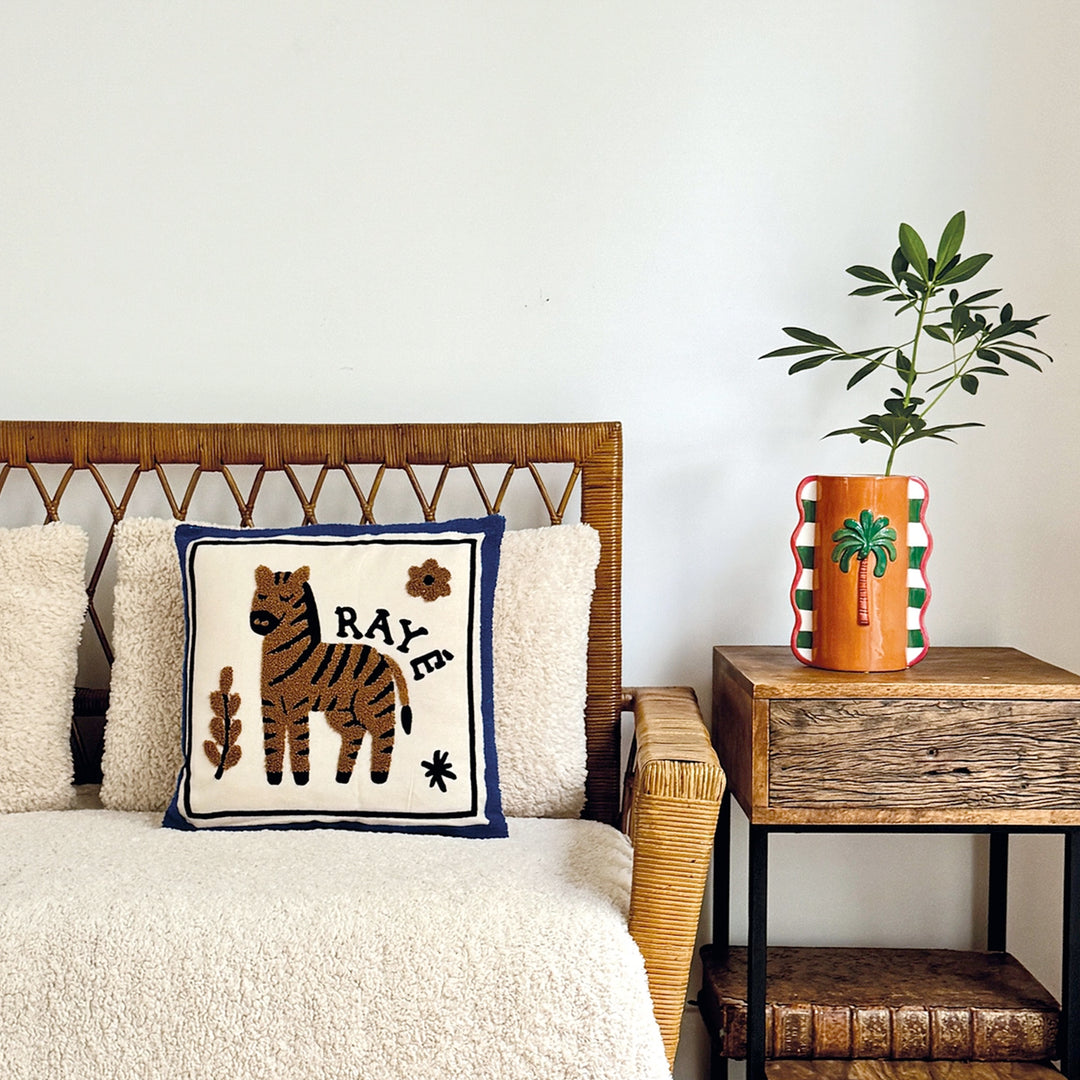 Zylindrische Keramikvase mit Palmen-Relief und Wellenrand