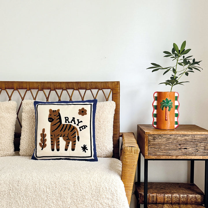 Zylindrische Keramikvase mit Palmen-Relief und Wellenrand