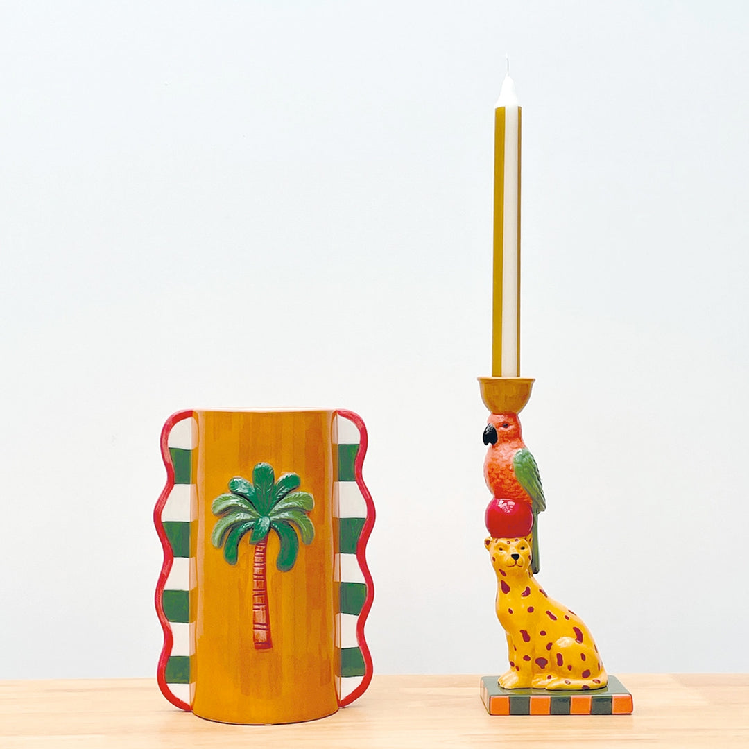 Zylindrische Keramikvase mit Palmen-Relief und Wellenrand