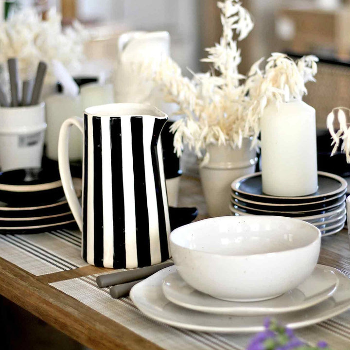 Cooler Krug mit Streifen - Schwarz-Weiß