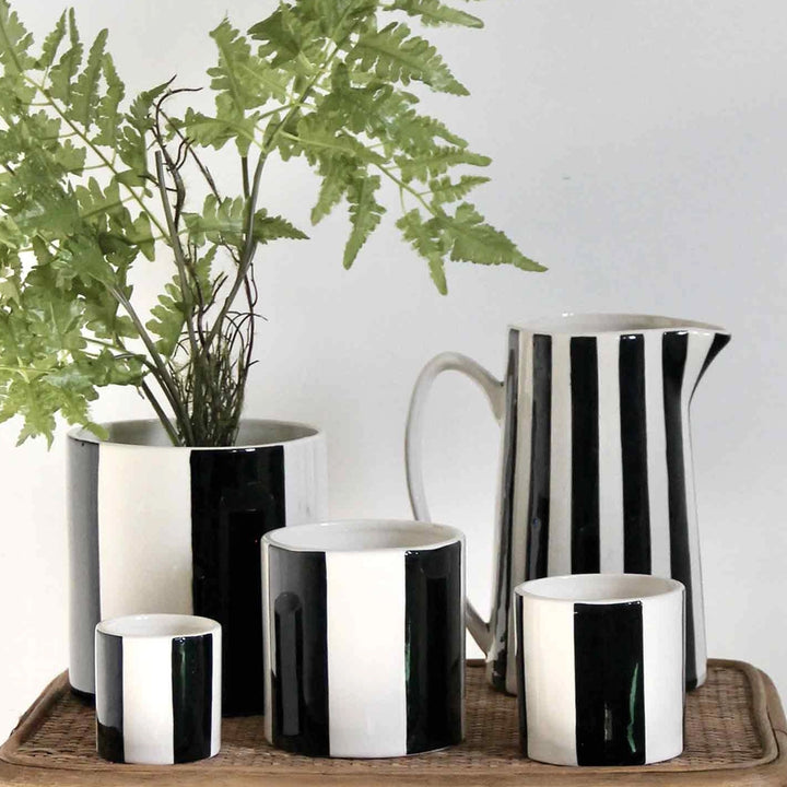 Cooler Krug mit Streifen - Schwarz-Weiß