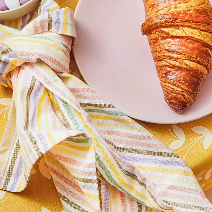 Farbenfrohes Küchentuch mit bunten Streifen