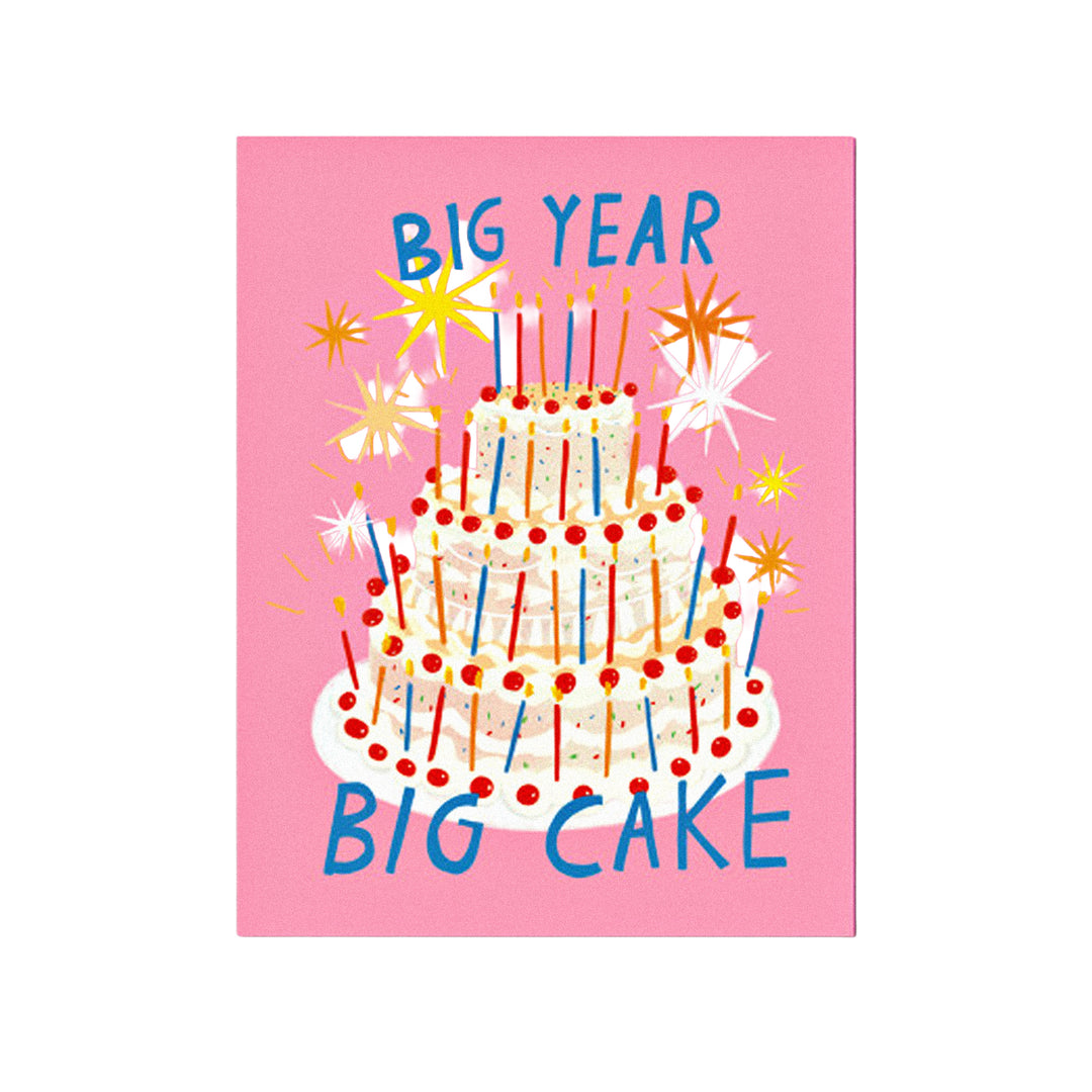 Geburtstagskarte mit pinkem Hintergrund, großer mehrstöckiger Torte voller Kerzen und dem Schriftzug „Big Year Big Cake“.