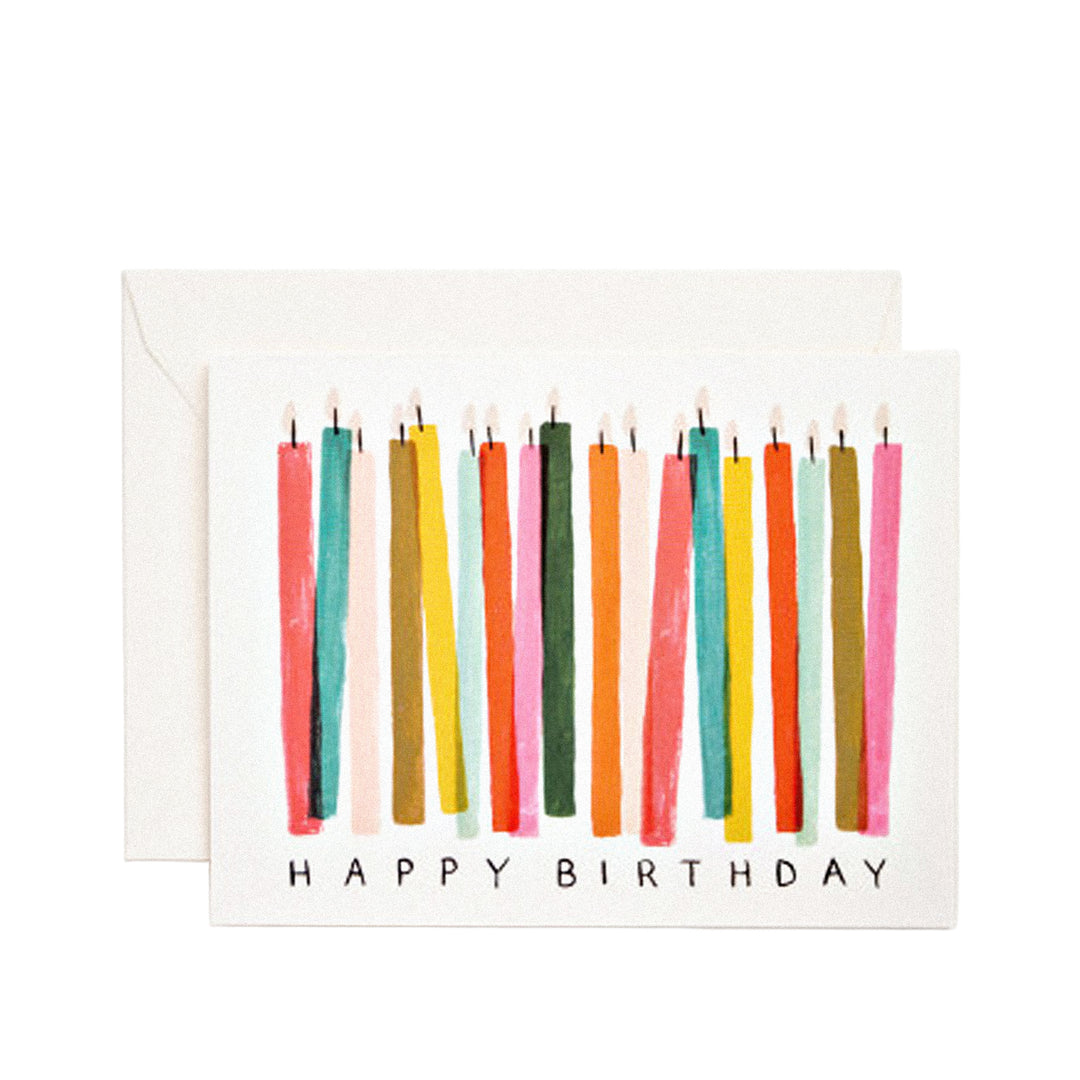 Geburtstagskarte mit „Happy Birthday“-Schriftzug und vielen bunten, hohen Kerzen.