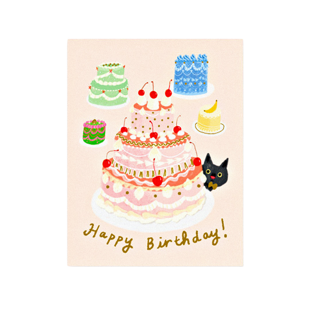 Geburtstagskarte mit „Happy Birthday“-Schriftzug, großer mehrstöckiger Torte mit Kirschen und einer schwarzen Katze daneben