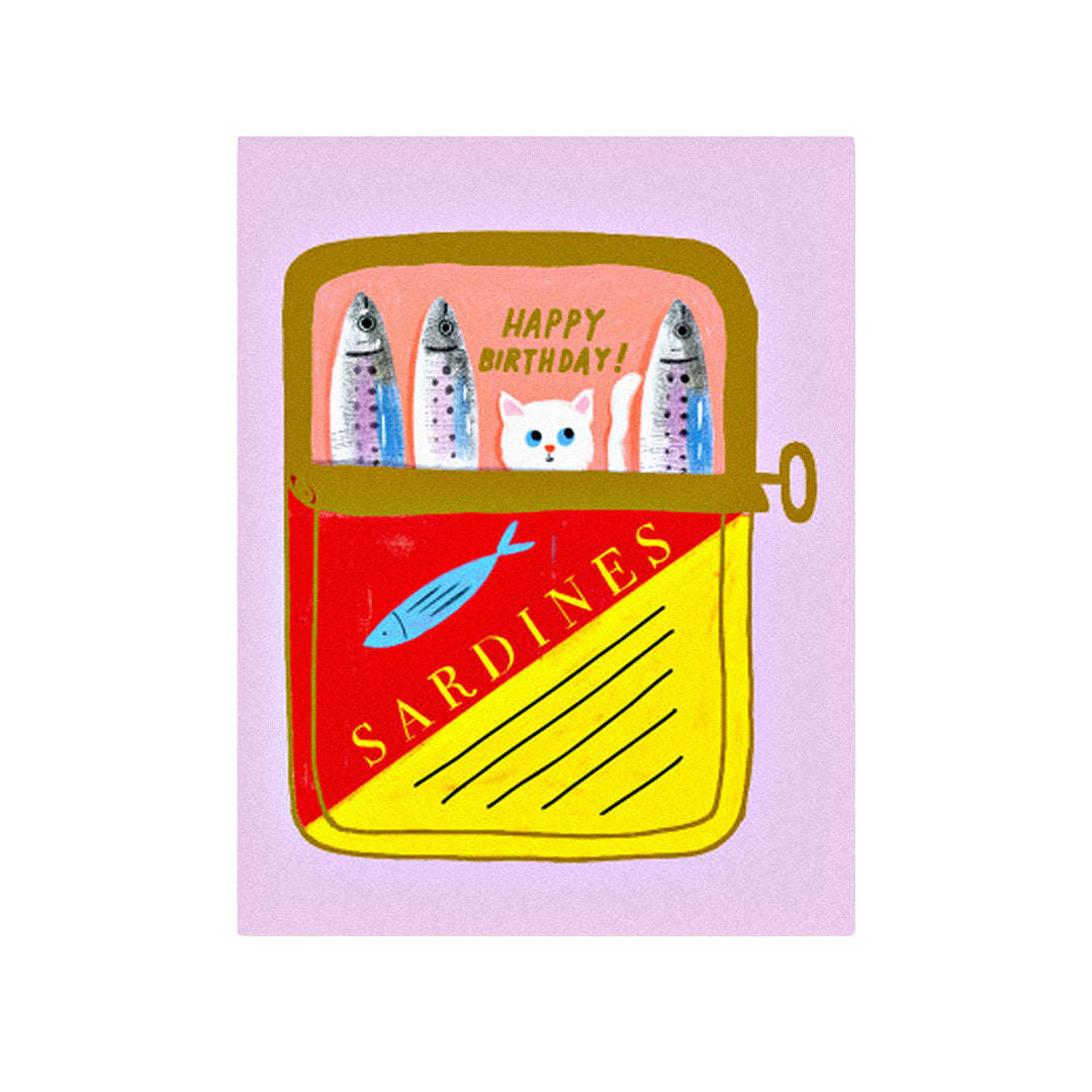 Geburtstagskarte mit bunter Sardinendose, vier Fischen, einer weißen Katze und dem Schriftzug „Happy Birthday“.