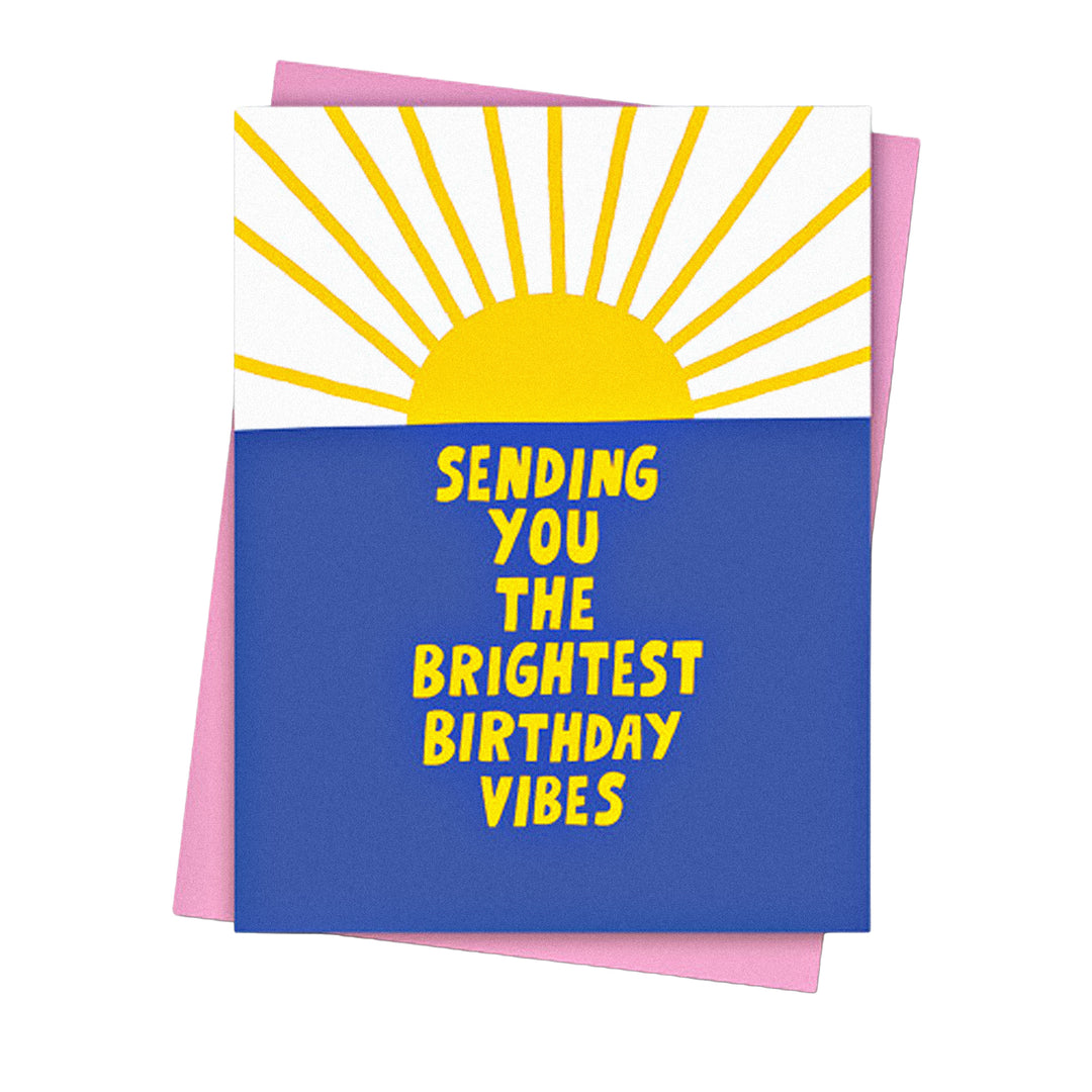 Geburtstagskarte mit Sonne und „Sending you the brightest birthday vibes“-Schriftzug.