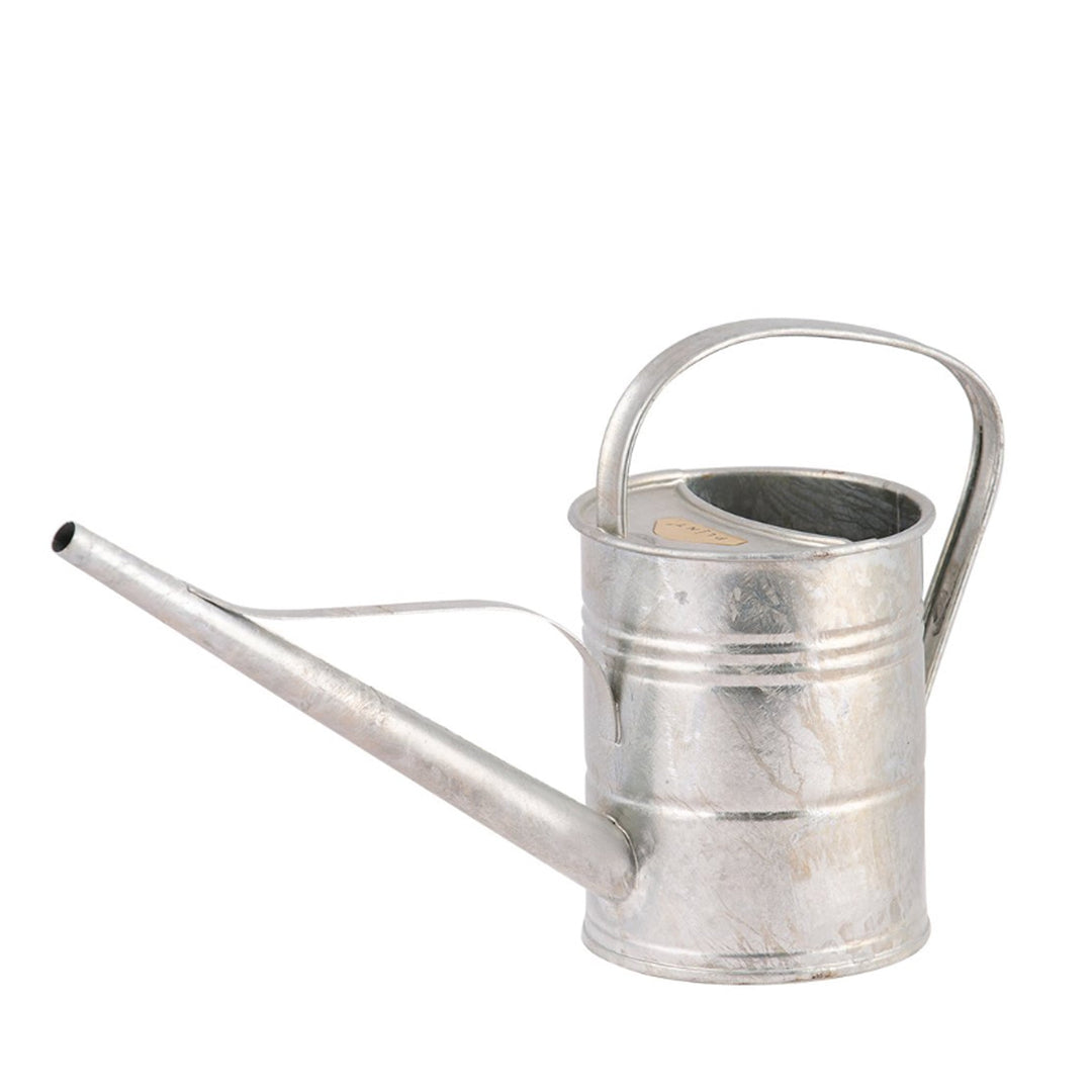 Verzinkte, silberne 1,5 Liter Gießkanne im Vintage-Look.