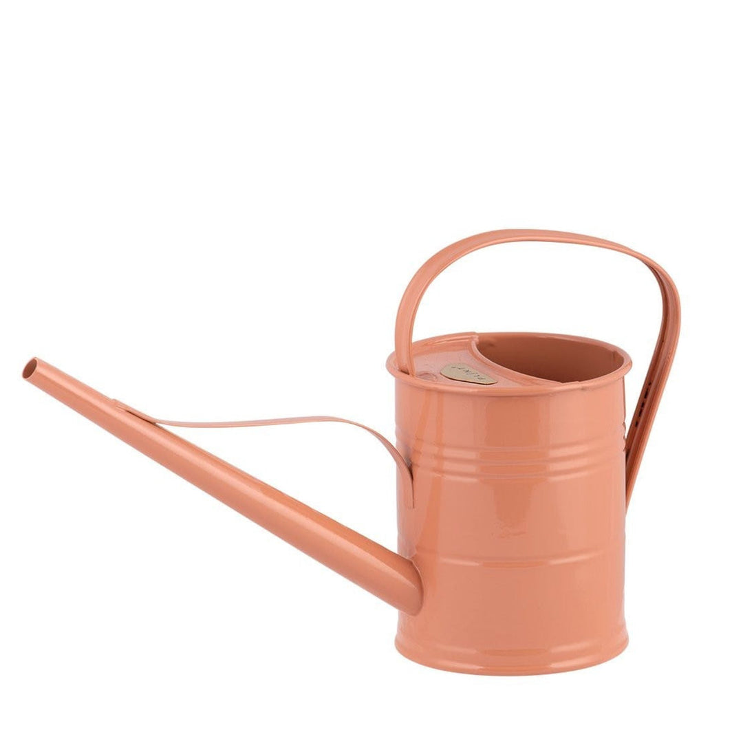 Terrakotta-rosa 1,5 Liter Gießkanne, glänzendes Metall, langer Schnabel.