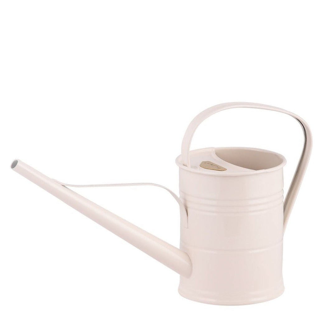 Cremeweiße 1,5 Liter Metall-Gießkanne, langer, schmaler Auslauf.