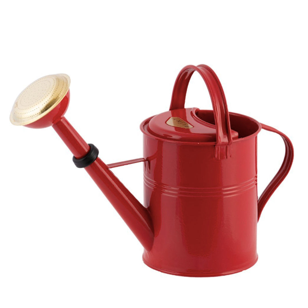 Große rote 5 Liter Gießkanne mit abnehmbarem Messing-Brausekopf.