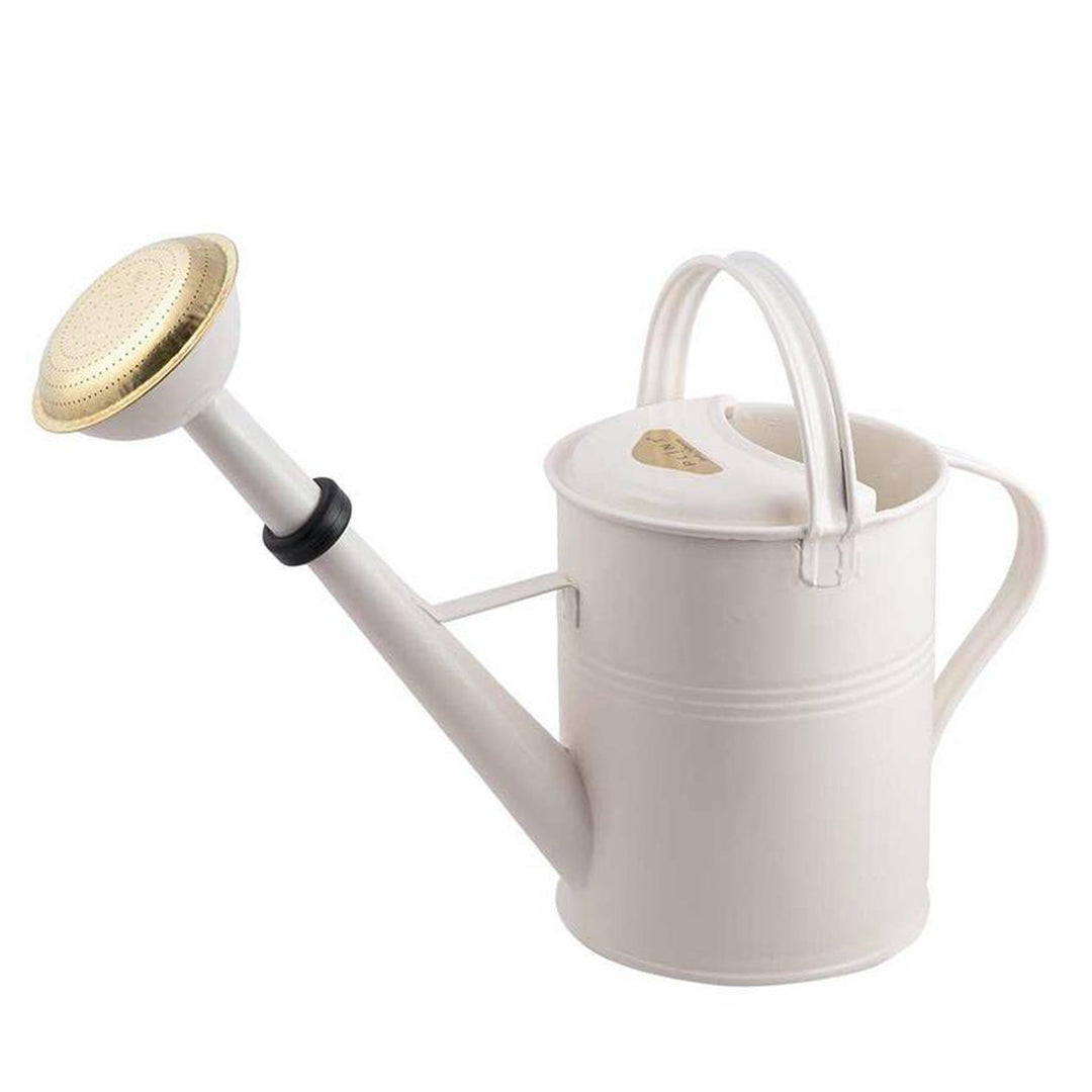Große cremeweiße 5 Liter Gießkanne mit goldener Messingbrause.