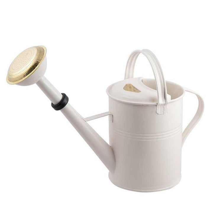 Große cremeweiße 5 Liter Gießkanne mit goldener Messingbrause.