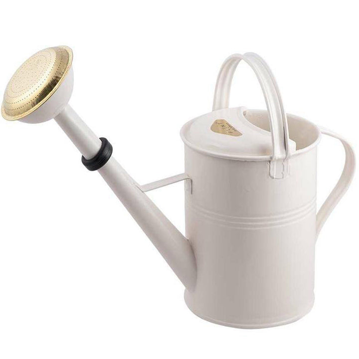 Sehr große cremeweiße 9 Liter Gießkanne mit Messingbrause.