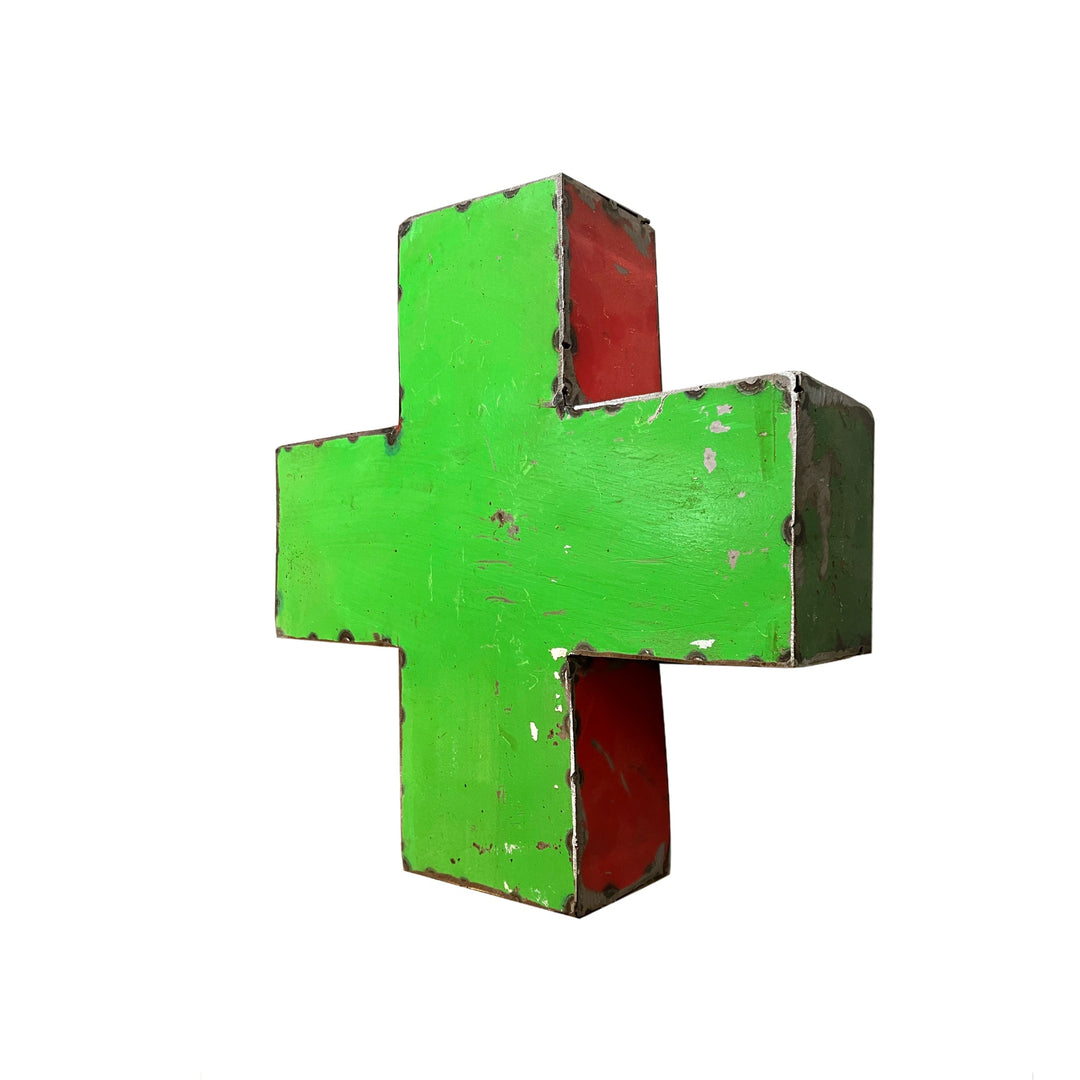 Handgefertigte Symbole aus Upcycled Metall