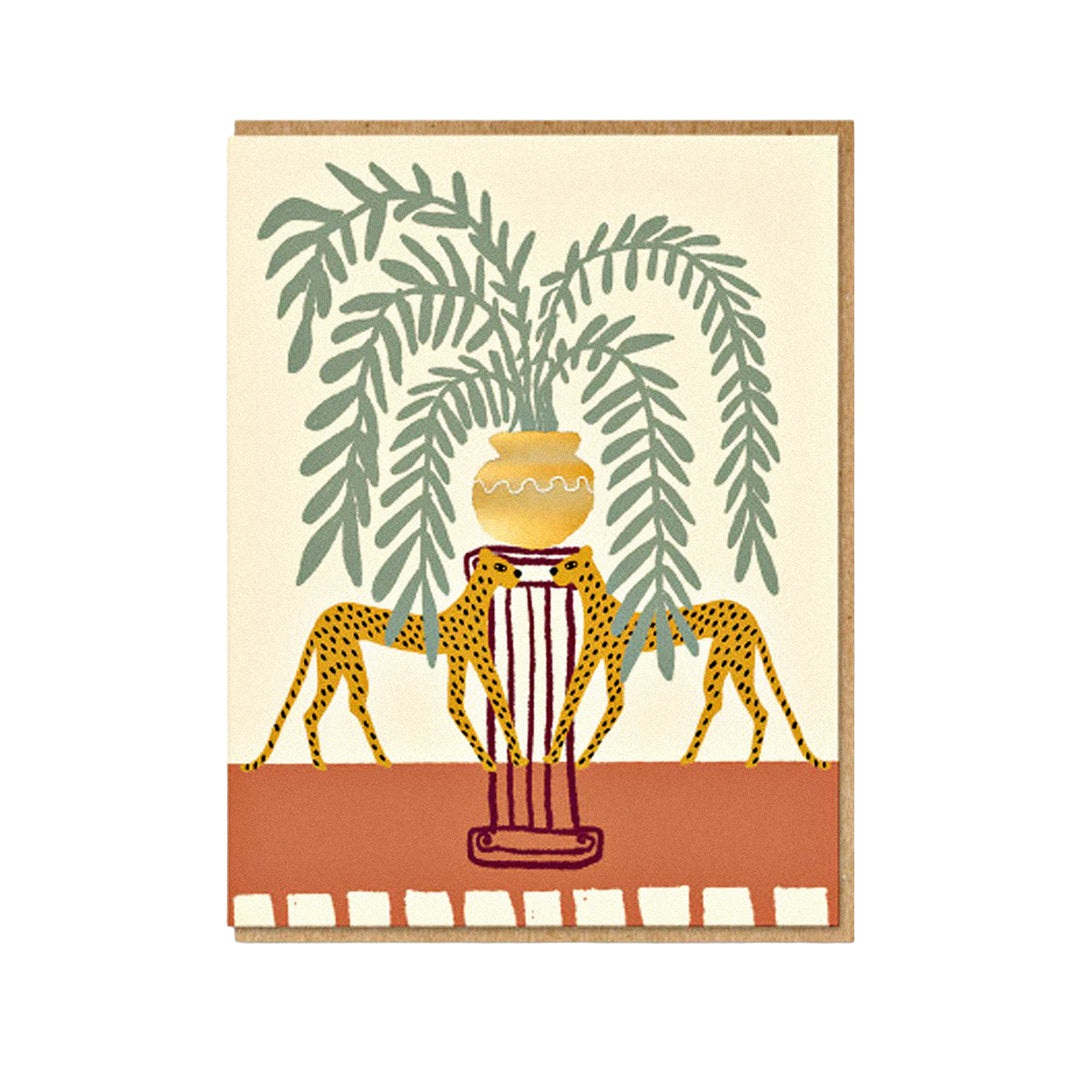 Boho-Grußkarte mit Leoparden, die sich um eine Vase mit Palme gruppieren.