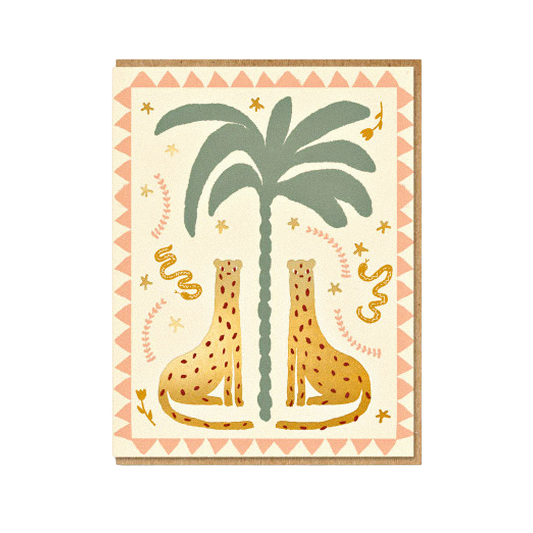 Boho-Grußkarte mit zwei Leoparden, die unter einer großen Palme liegen.