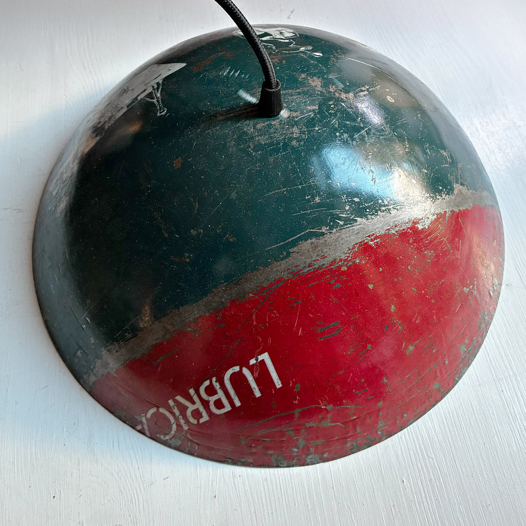 Hängelampe aus wiederverwertetem Metall - Petrolgrün/ Rot mit Logos