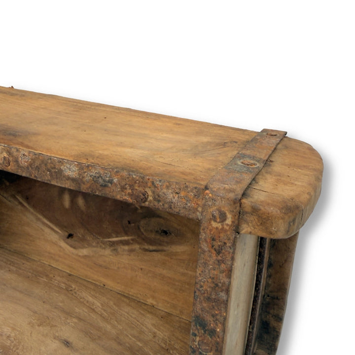 Rustikale Holz-Ziegelform mit Metallbändern und Griffstange