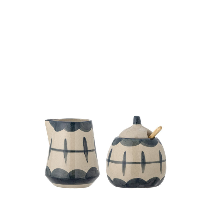 zweiteiliges Keramikset aus beige-blauem Milchkännchen und Zuckerdose mit Deckel und kleinem Holzlöffel im handbemalten Look