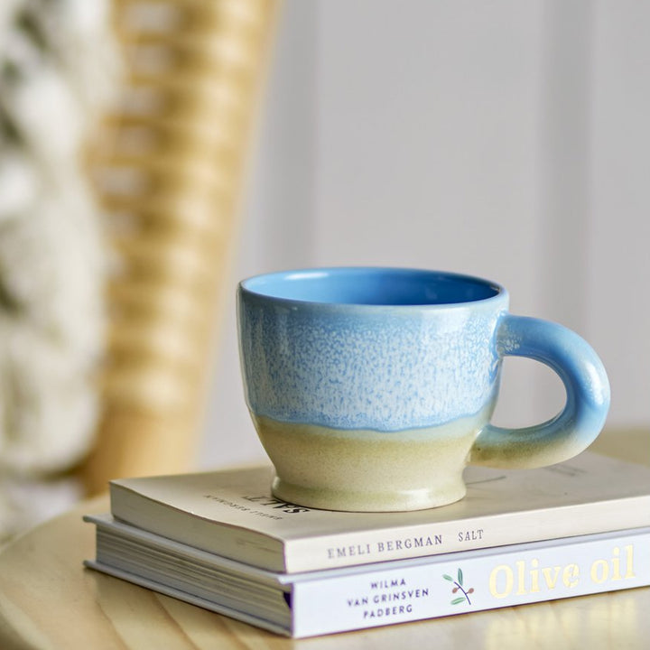 Keramiktasse in Blau und Beige mit reaktiver Glasur