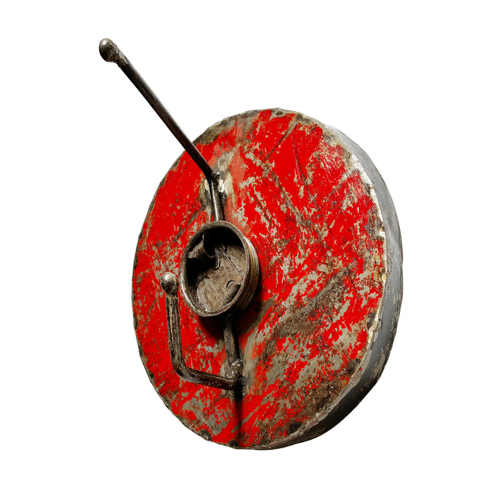 Runder roter Metallhaken mit zwei Haken und cooler Patina