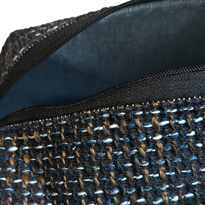 Elegante Kosmetiktasche aus grauem Stoff mit Trageschlaufe