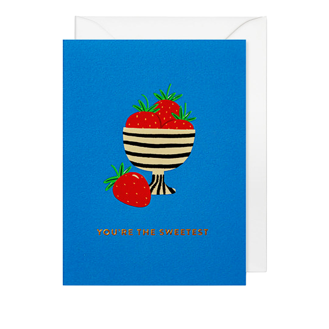 Liebeskarte auf blauem Hintergrund mit Schale voller Erdbeeren und dem goldenen Schriftzug „You’re the sweetest“.