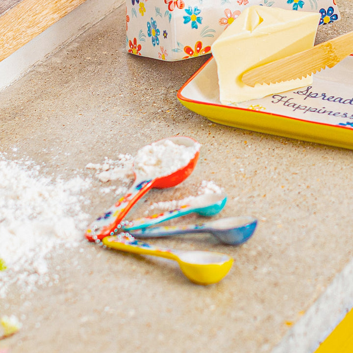 Messlöffel mit folkloristischem Blumenmuster