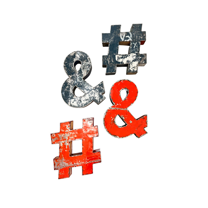 Handgefertigte Symbole aus Upcycled Metall