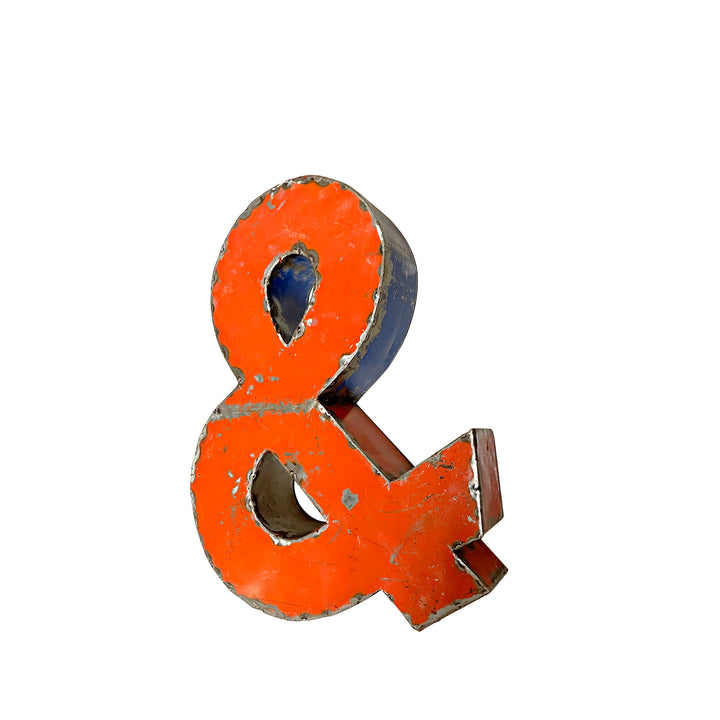 Handgefertigte Symbole aus Upcycled Metall