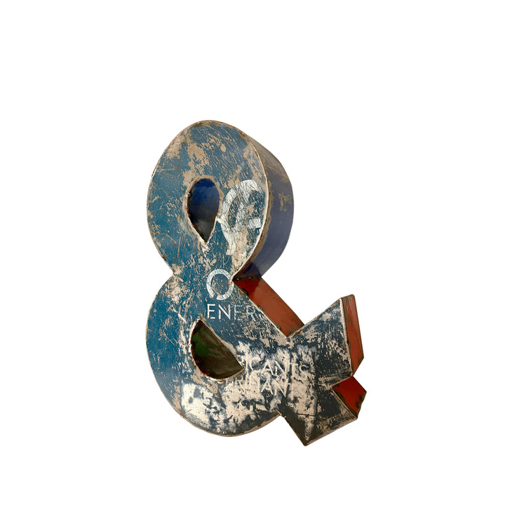 Handgefertigte Symbole aus Upcycled Metall