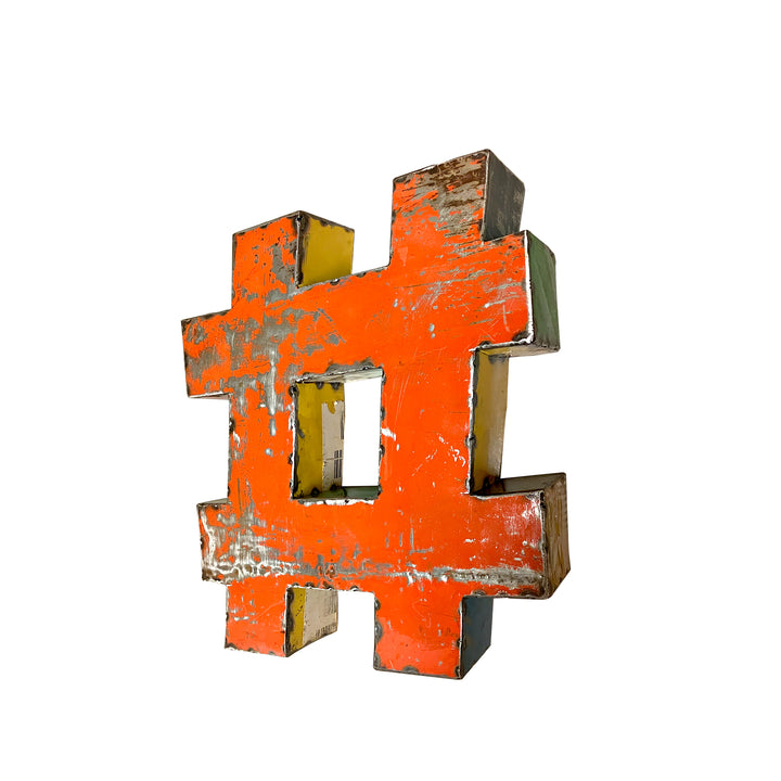 Handgefertigte Symbole aus Upcycled Metall