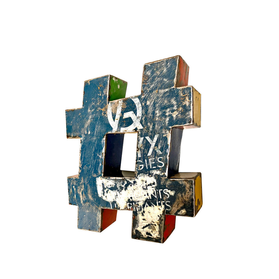 Handgefertigte Symbole aus Upcycled Metall