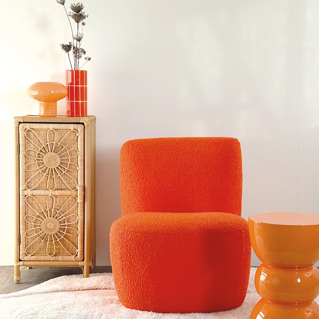 Orangefarbene Vase mit weißem Linienraster