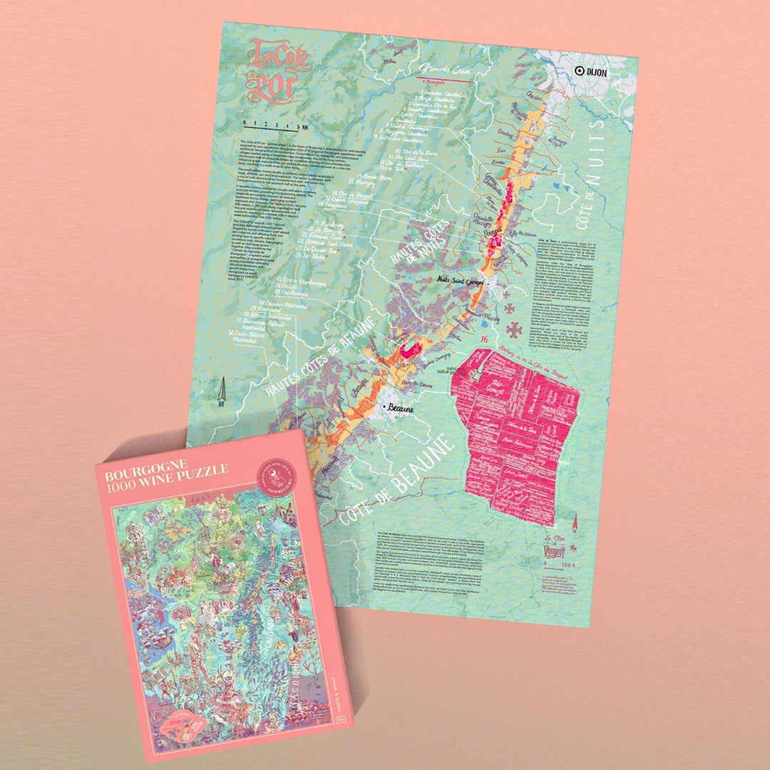 Die Verpackung des "Bourgogne 1000 Wine Puzzle" liegt neben einem aufgeschlagenen Poster, das die Weinroute Côte d'Or (Côte de Nuits und Côte de Beaune) darstellt.